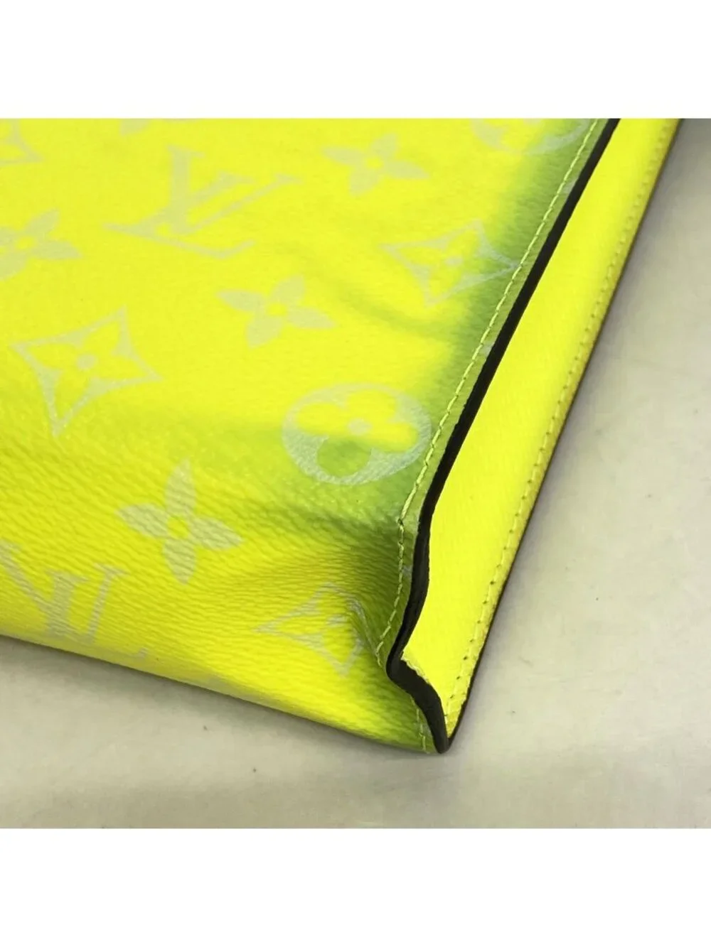 Louis Vuitton Clutch Taigarama Pochette Voyage MM Neon Yellow